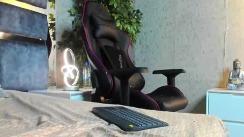 Bastian Independent Model online show from November 25, 6:50 pm