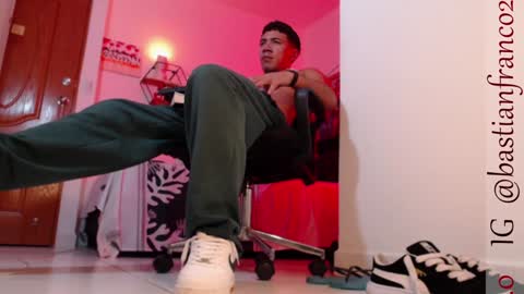 Bastian Independent Model online show from December 3, 7:49 am