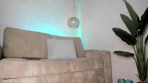 Bastian Independent Model online show from February 3, 4:11 pm