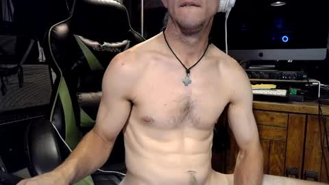 bchillin28 online show from May 14, 3:27 am