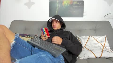 independent model online show from March 6, 3:02 pm