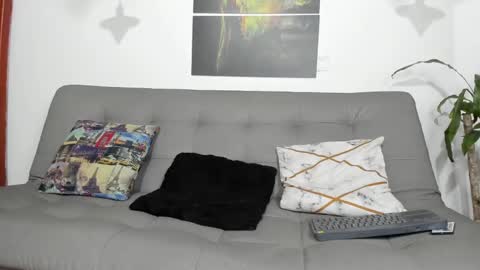 independent model online show from March 10, 1:45 am