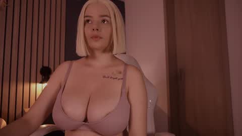 isabella online show from August 6, 10:08 pm
