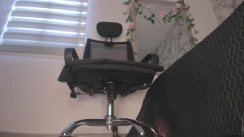 Dessi  online show from November 28, 12:01 pm