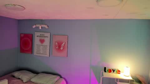  Bella  online show from April 16, 7:47 pm