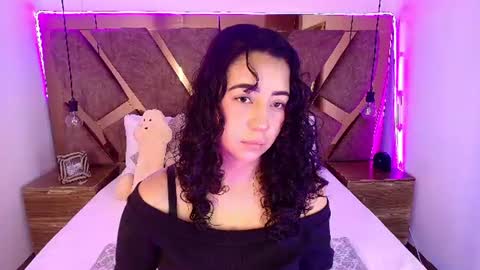 Bella Swwan  online show from June 23, 1:17 pm