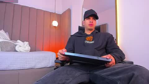 BENJAMIN online show from May 22, 2:51 am