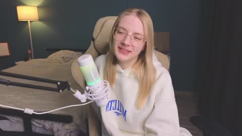 Snapshot of benty_bunny chatting on December 3, 7:28 pm Alice online show from December 3, 7:28 pm