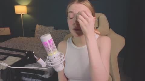 Snapshot of benty_bunny chatting on December 9, 7:39 pm Alice online show from December 9, 7:39 pm