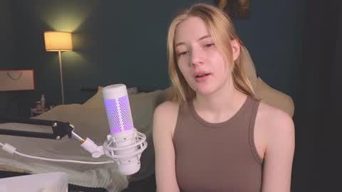 Snapshot of benty_bunny chatting on February 1, 11:21 am Alice online show from February 1, 11:21 am