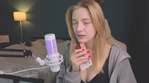 Snapshot of benty_bunny chatting on December 12, 7:37 pm Alice online show from December 12, 7:37 pm