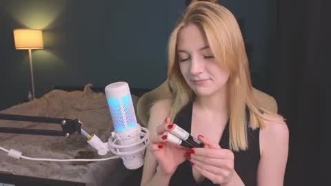 Snapshot of benty_bunny chatting on December 26, 6:43 pm Alice online show from December 26, 6:43 pm