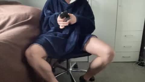 Snapshot of benwardle123 chatting on October 31, 2:28 pm READ MY BIO ---  --- READ MY BIO online show from October 31, 2:28 pm