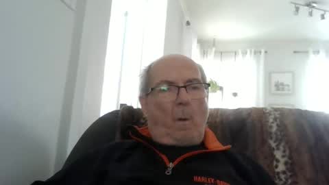 bernard1102 online show from April 6, 6:20 pm