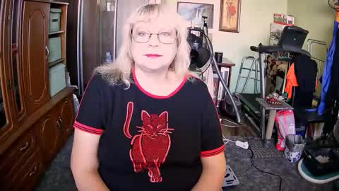 BeverlyQCynia online show from September 25, 9:38 am