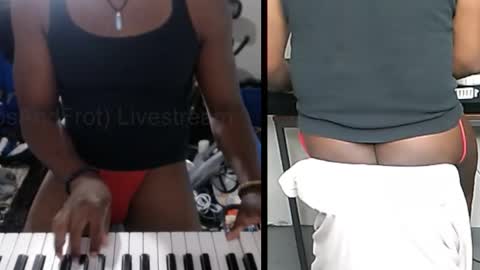 Snapshot of bicepsandfrot chatting on October 20, 3:00 am BicepsandFrot online show from October 20, 3:00 am