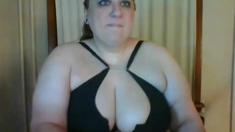 Snapshot of bigwheeliestyle chatting on October 7, 3:24 am Lady of the WHEEL online show from October 7, 3:24 am
