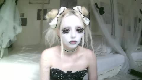 vampire fang  online show from February 11, 8:01 pm