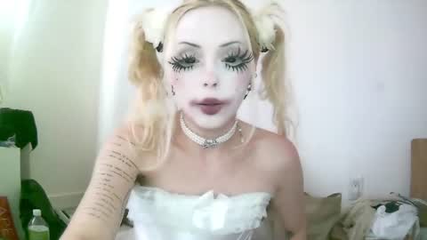 vampire fang  online show from June 21, 11:00 pm