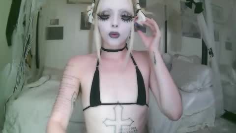 vampire fang  online show from March 5, 8:29 pm