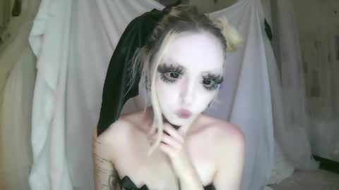 vampire fang  online show from April 21, 6:15 pm