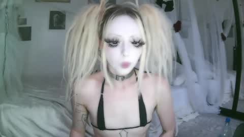 vampire fang  online show from April 24, 1:29 am