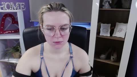 Z O E Y online show from March 10, 5:45 am