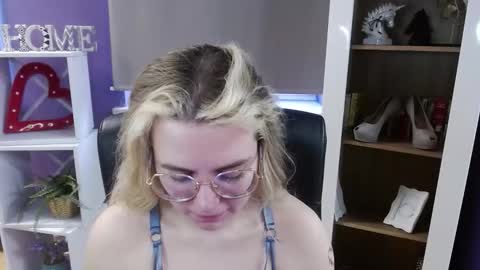 Z O E Y online show from March 13, 7:11 am