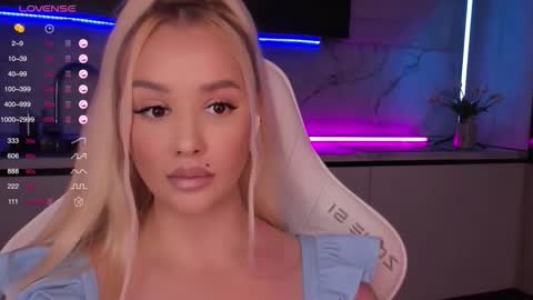 Snapshot of blond_diamond chatting on October 6, 9:27 am Lana online show from October 6, 9:27 am