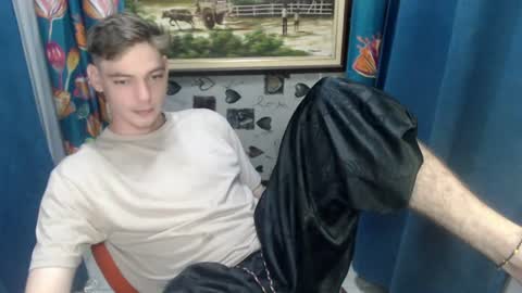 blueeyedboyisasia online show from June 12, 4:22 am