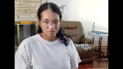 Queen Bon Vivantt online show from December 4, 7:02 pm