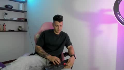 booyhott_ online show from December 19, 8:04 pm