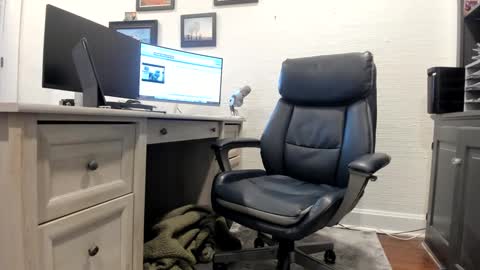 Snapshot of boredhorndog chatting on December 31, 4:46 pm Boredhorndog online show from December 31, 4:46 pm