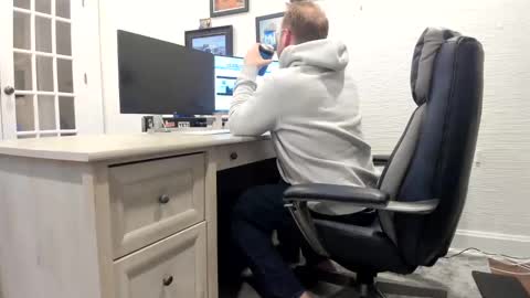 Snapshot of boredhorndog chatting on December 8, 4:22 am Boredhorndog online show from December 8, 4:22 am