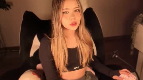 Nat  Independent model  Please help me to reach 200 thumbs up online show from March 4, 4:20 am