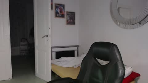 Snapshot of brucemf chatting on December 21, 8:54 pm Bruce online show from December 21, 8:54 pm