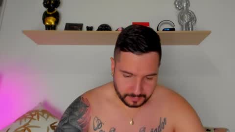 camilo_restrepo21 online show from October 2, 2:21 am