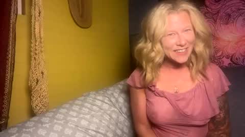 Snapshot of carebear5719 chatting on October 6, 2:40 am carebear5719 online show from October 6, 2:40 am