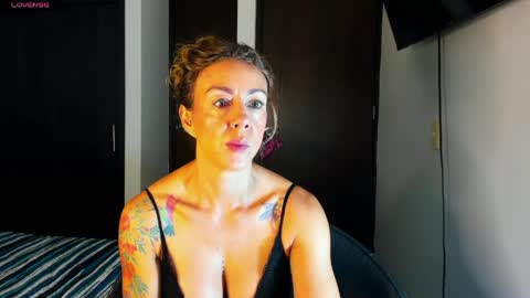 carolina_zaens online show from April 20, 12:19 pm