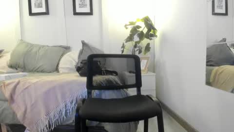  Caroline  online show from February 8, 2:09 pm