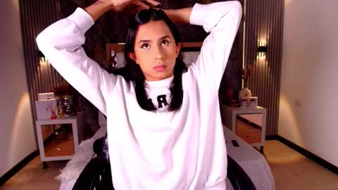 caroline_foster1 online show from March 5, 12:25 pm