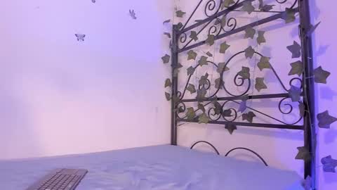 caroline_millerr online show from December 3, 6:03 am