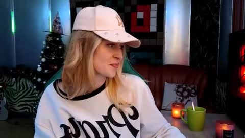 Caroline online show from December 22, 6:36 pm