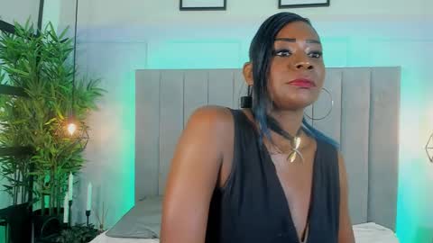 carolinejohnson1 online show from March 6, 6:01 am