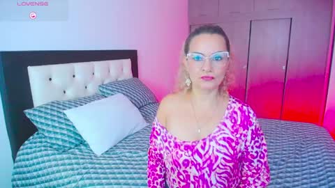 Snapshot of carolinnefiotti chatting on September 27, 1:42 pm CarolinneFiotti online show from September 27, 1:42 pm