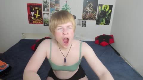 cattie_w_ online show from April 22, 1:13 am