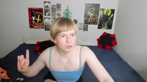 cattie_w_ online show from April 4, 1:45 am