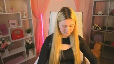 your cute kitty online show from April 19, 7:05 pm