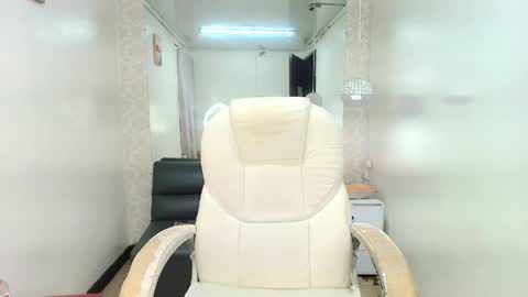 charlotte_walker1 online show from April 18, 3:30 am