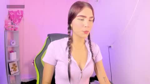 Snapshot of charlotteee_02 chatting on September 26, 1:13 am charlotteee online show from September 26, 1:13 am